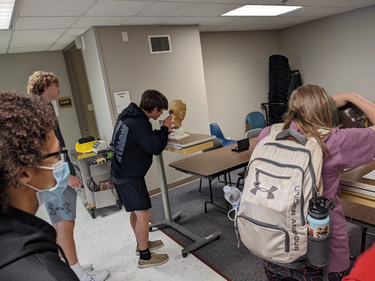 MsBrannockFG's tweet photo. Thank you to @CoxHealth, @coxcollege, @MissouriState Biomedical Sciences, and @JordanValleyCHC for a wonderful day of career exploration! Lots of amazing things seen in the cadaver labs, tons of career info, and some really great FG Anatomy students! https://t.co/D9vt51ojR2