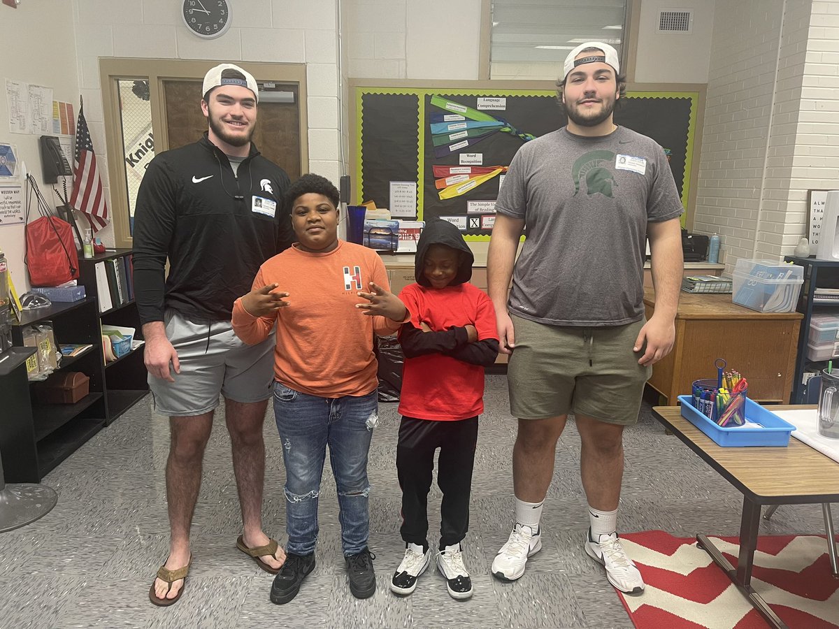 RachelGraves256's tweet photo. Thank you @GenoVanDeMark and former Flacon, @carson_casteel for coming down from @MSU_Football and mentoring some of our boys today! They loved playing basketball, talking about how important school and grades are, and the the gear you brought! 💚 @FlorenceK12 @Florence_Sports https://t.co/szdItYHWm0