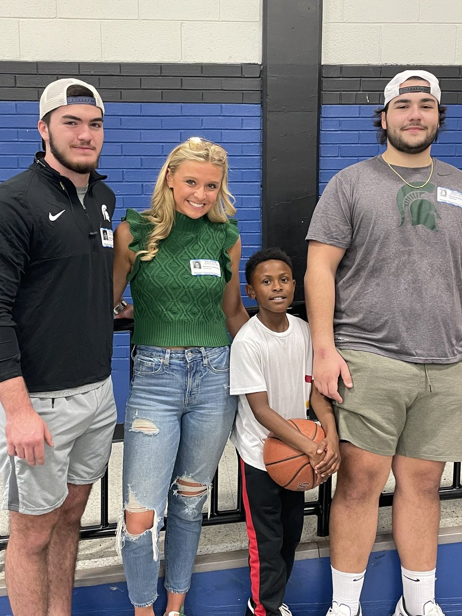 RachelGraves256's tweet photo. Thank you @GenoVanDeMark and former Flacon, @carson_casteel for coming down from @MSU_Football and mentoring some of our boys today! They loved playing basketball, talking about how important school and grades are, and the the gear you brought! 💚 @FlorenceK12 @Florence_Sports https://t.co/szdItYHWm0