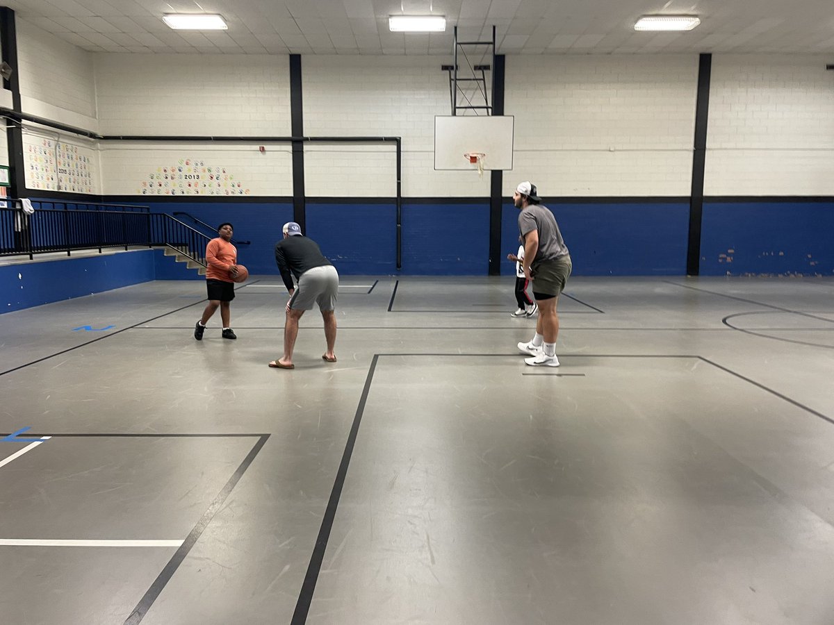 RachelGraves256's tweet photo. Thank you @GenoVanDeMark and former Flacon, @carson_casteel for coming down from @MSU_Football and mentoring some of our boys today! They loved playing basketball, talking about how important school and grades are, and the the gear you brought! 💚 @FlorenceK12 @Florence_Sports https://t.co/szdItYHWm0