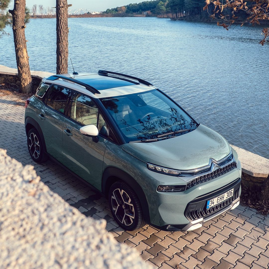 CitroenChile's tweet photo. Unos rayitos de sol no nos vendrían mal.
Sobre todo si es arriba de nuestro New SUV C3 Aircross.
Y tú, ¿con qué modelo de Citroën disfrutarás este día soleado de otoño? 😎
#CitroenChile #SUV #NewSUVC3Aircross #WelcomeFreedom https://t.co/5zAlXgSYyu