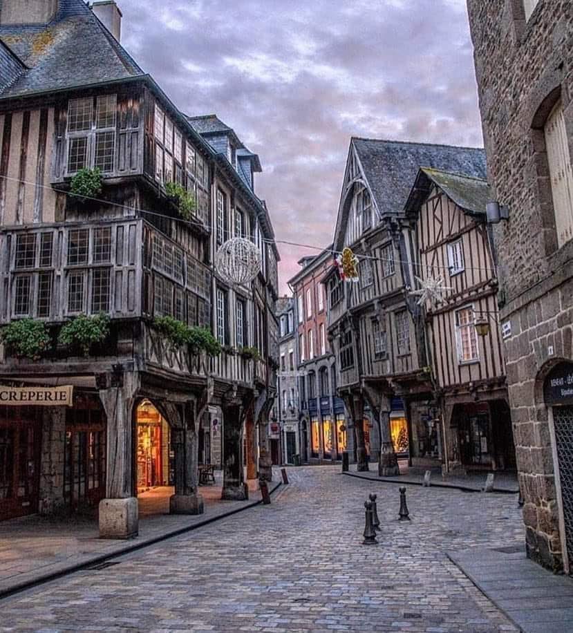 Dinan is a historic town in France 🇫🇷 that was founded in the 11th century. Dinan was first mentioned in a text around the year 1040.