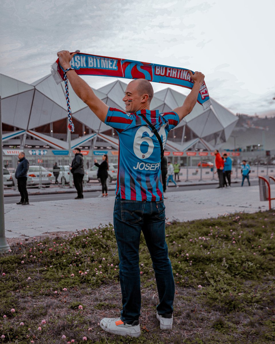 Trabzonspor's tweet photo. Günaydın Trabzonspor ailesi! ❤️💙 #ŞAMP1 🏆 https://t.co/ZhRE5gfqws