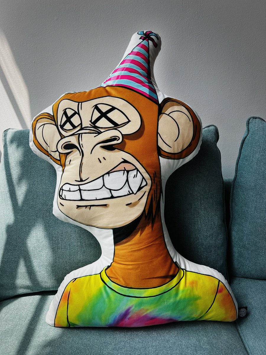 She arrived!! My <a href="/thatpillowguy/">That Pillow Guy</a> <a href="/BoredApeYC/">Bored Ape Yacht Club 🍌</a> Pillow! Great quality and super quick delivery ❤️

#BAYC #BoredApeYachtClub