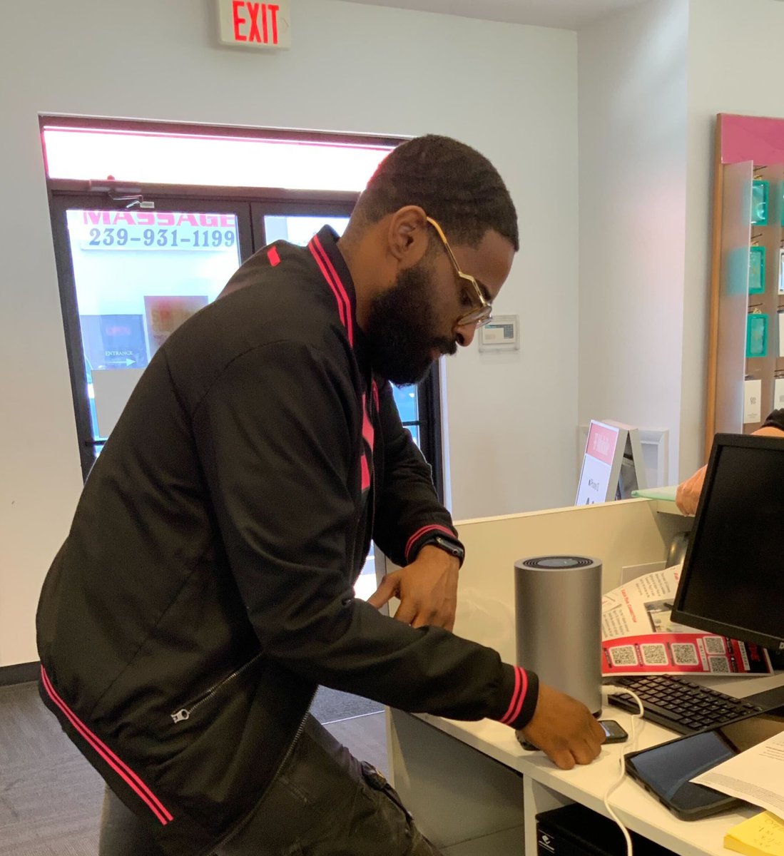Where if not at <a href="/TMobile/">T-Mobile</a> can you get a #MagentaGloveExperience helping you set up your #HighSpeedInternet Gateway? Kyle at Ft Myers makes sure our customers walk out working! #AreYouWithUs #HSI #SouthPowerhouse #StormNation #FortMyersFEAR