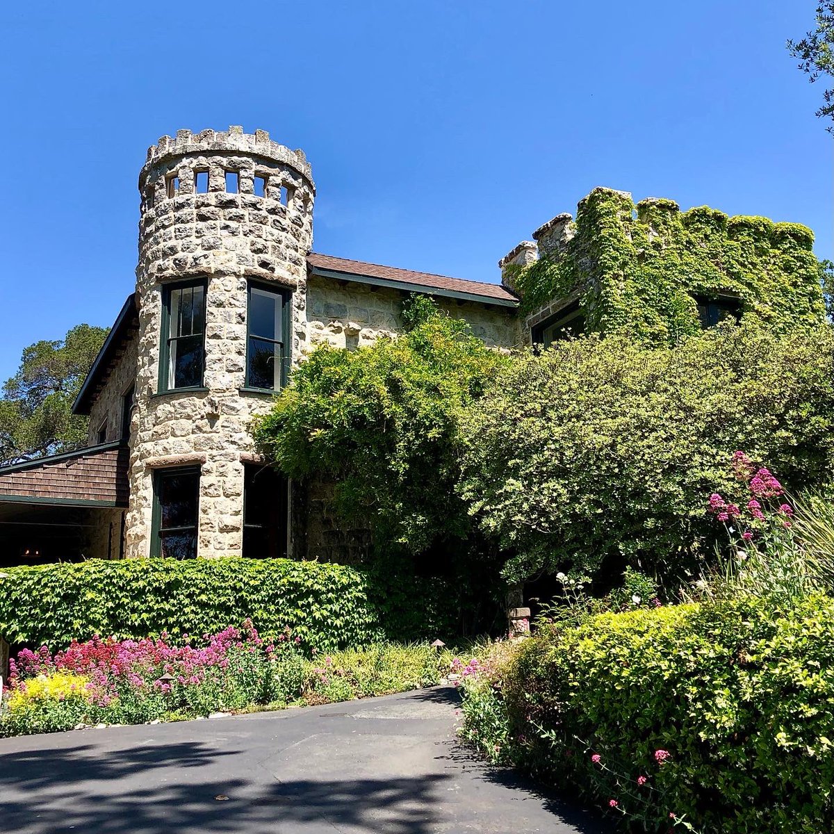 dannymangin's tweet photo. Part 1 (Saturday): Here's to #StagsLeapDistrict Vineyard to Vintner weekend's triumphant return. Such #NapaValley bliss sipping 2019 @StagsLeapAVA Appellation Collection Cabernets (mid-Oct. release) & catching up with SLD wine folk and annual guests. #SLDV2V. Details on my IG/FB. https://t.co/VJPPCSmiVc