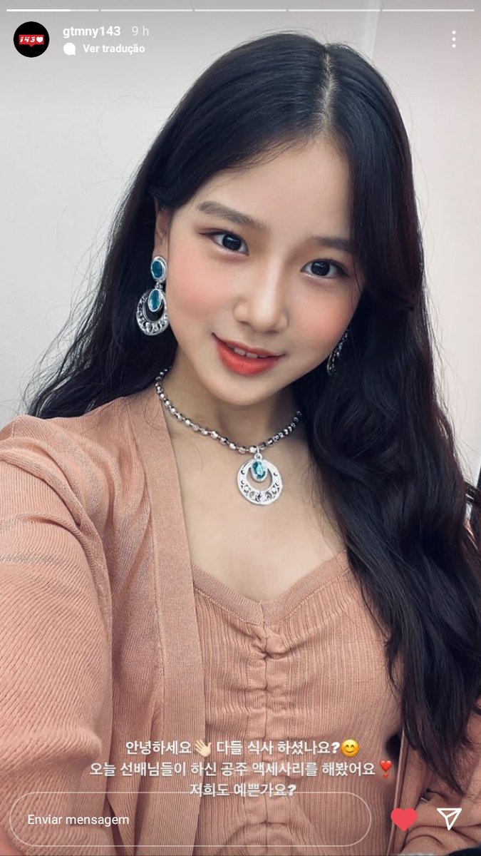 [📸] Atualização no Instagram da (<a href="/gtmny143/">GTMNY x 143</a>) com Suhye!

"Olá, todos vocês já comeram? Hoje, experimentei os acessórios de princesa que as mais velhas fizeram. São bonitos ?"

#등교전망설임 #방과후설렘 #KIMSUHYE #김수혜 #MyTeenageGirl