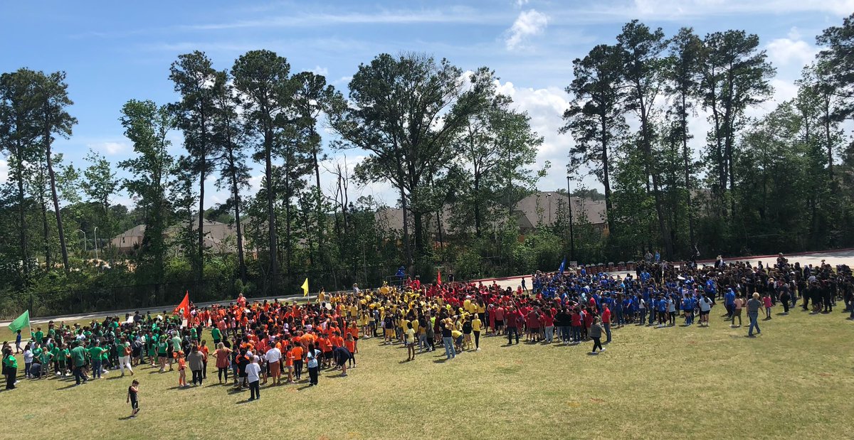 MrsRFiore's tweet photo. Our first pep rally!! @HumbleISD_GE @Blnorris05 @BreaynH #oakoakoak #wearegroves https://t.co/WoodKHDf9a