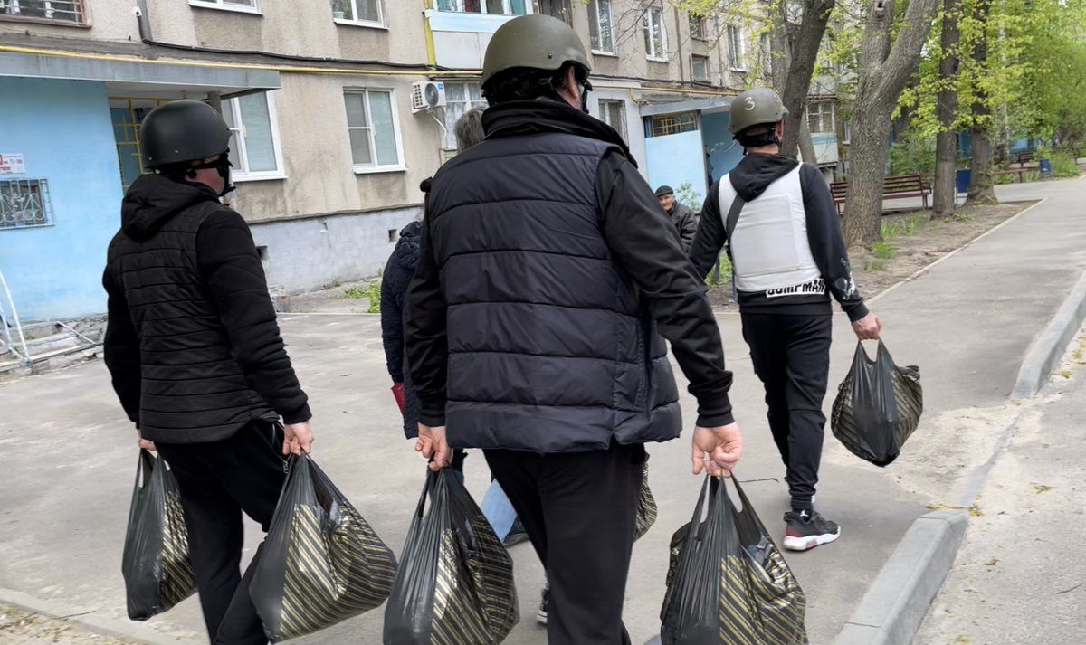 pmarsupia's tweet photo. Un juez, un empresario de la construcción, uno de los abogados más prestigiosos de Jarkov.

Ahora cada mañana se ponen el casco y el chaleco anti-balas y van a los barrios más peligrosos para llevar ayuda. https://t.co/rFuDpIb32k