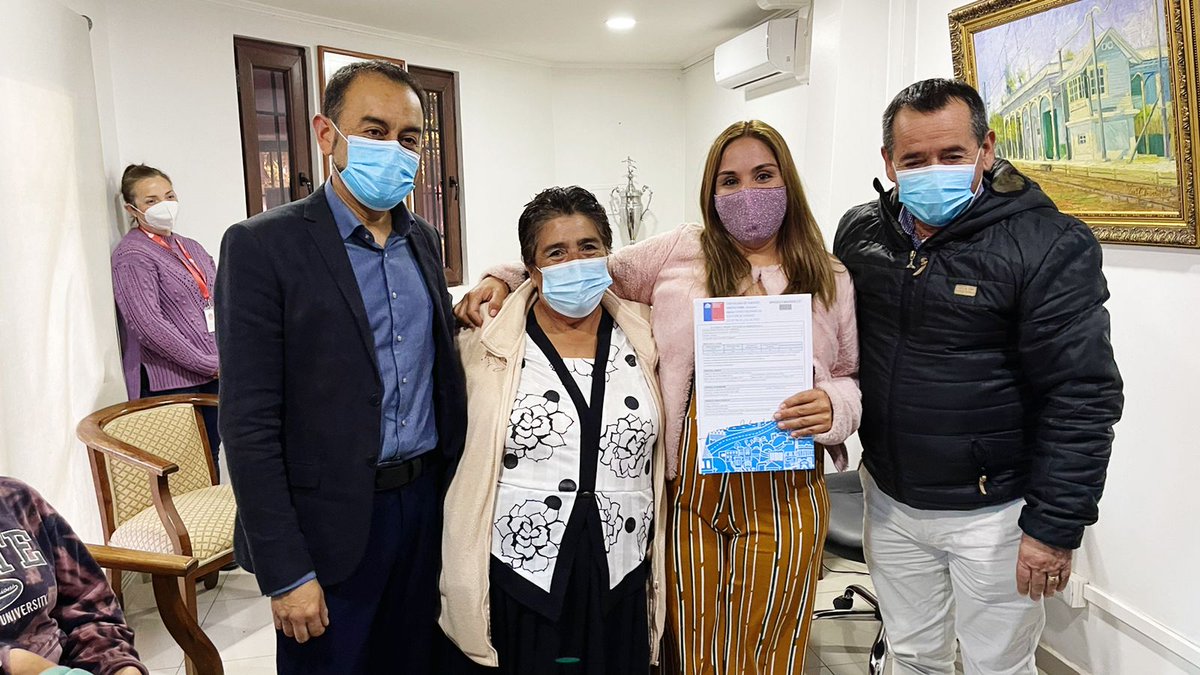 MinvuOHiggins's tweet photo. Con tres familias de #Mostazal iniciamos hoy el proceso de entrega de certificados de #SubsidiosDS49 en la región de #OHiggins. Este importante beneficio del @Minvu les permitirá concretar el anhelado sueño de la casa propia 🏠. Un abrazo a cada uno de los beneficiarios 🤗💚👌 https://t.co/o1OCdKA3NV