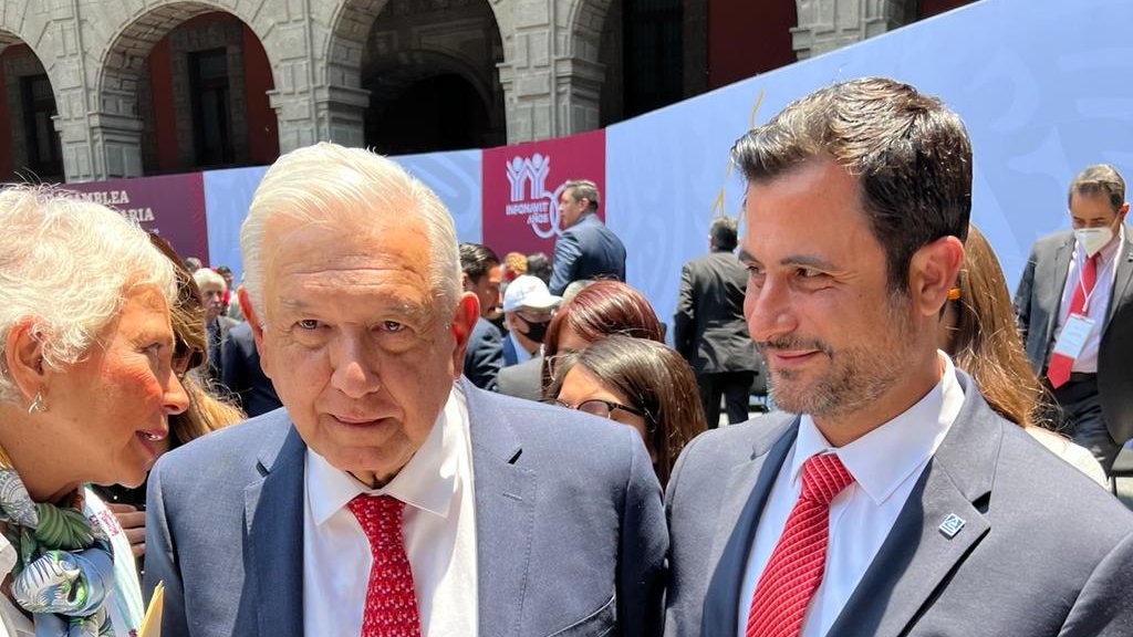 CONCANACO's tweet photo. El Presidente de Concanaco, @hectortejadasha asistió a la 125 Asamblea General Ordinaria del @Infonavit, que tuvo la presencia del presidente @lopezobrador_ ; el Director General de INFONAVIT @carlosmartinezv; secretarios de Estado y gobernadores, entre otras personalidades. https://t.co/VFzEBjih7r