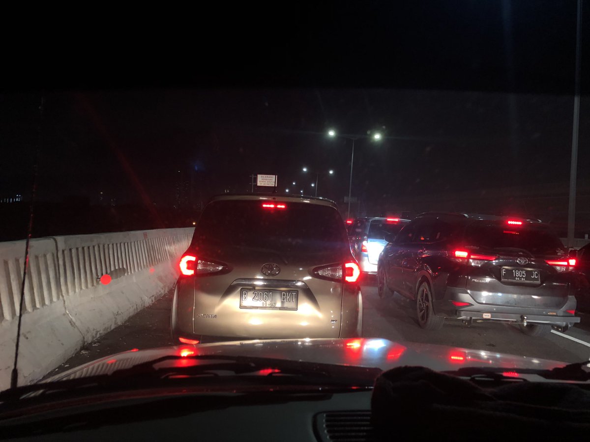 lismansd's tweet photo. @TMCPolri  macet di MBZ arah Cikampek gara2 pada berhenti di KM 33.  Selanjutjya lancar. @RadioElshinta https://t.co/oCmiUNkgPf