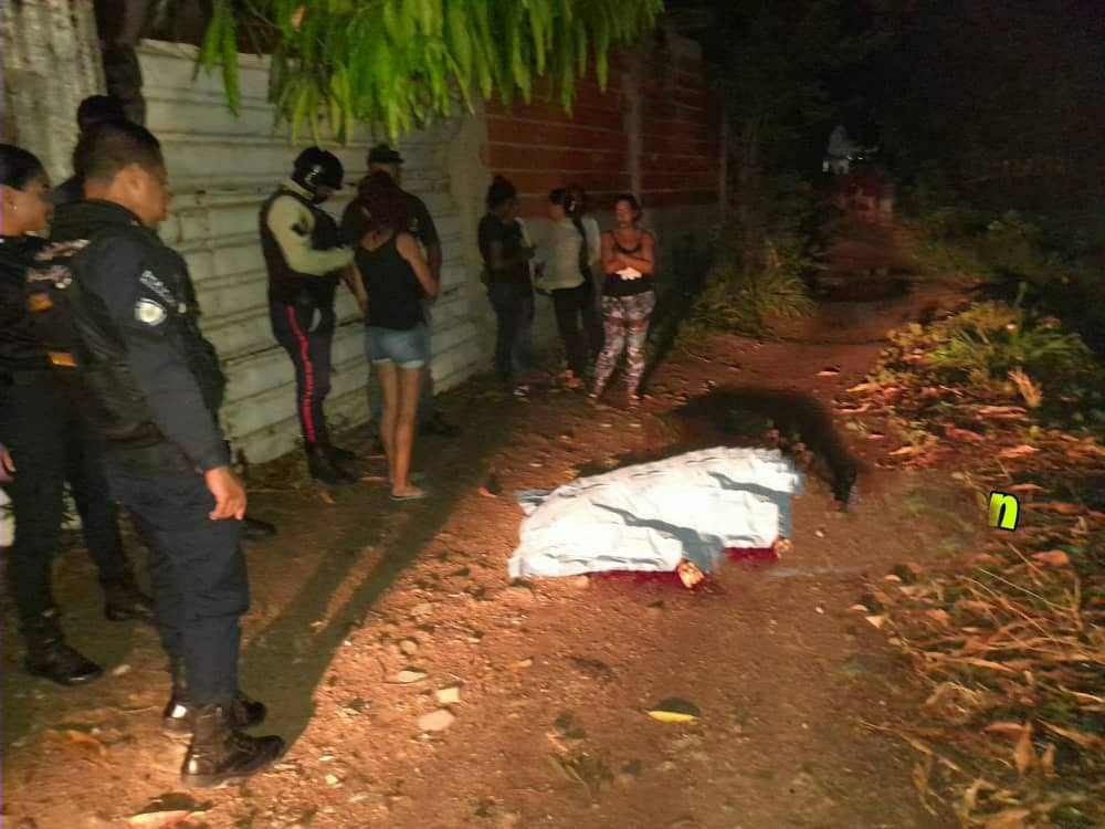 #28Abr La noche del martes asesinaron a Iván Eduardo Sánchez (26) en La Ceiba, Guacara. La hipótesis preliminar indica que se trataría de un ajuste de cuentas. Según versiones policiales, supuestamente el sujeto formaba parte de la banda de 'Los Caracas'. #Carabobo