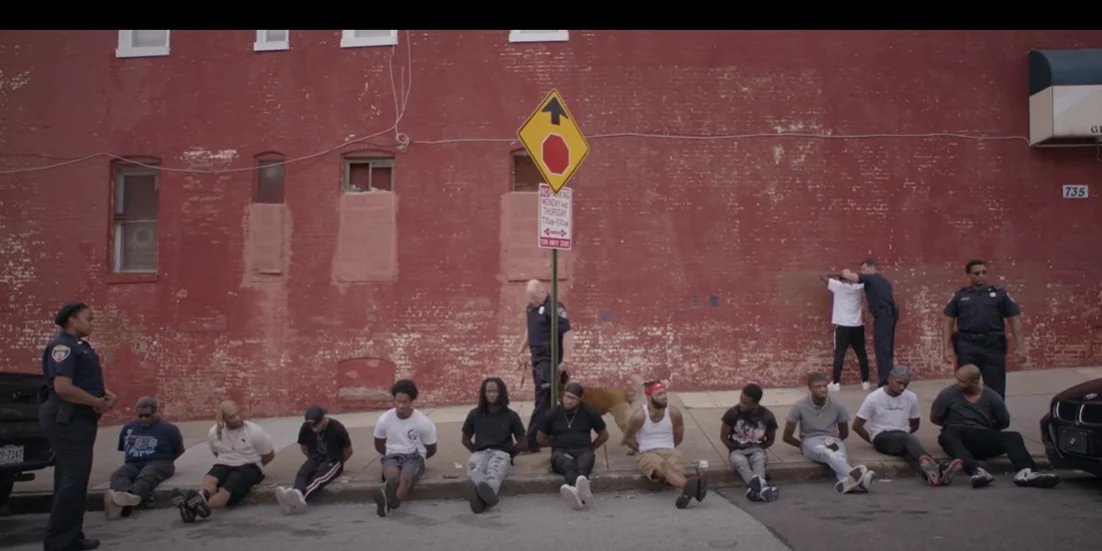 tresvezescrise's tweet photo. 🚓🚓🚓HOJE É DIA DE GAMBÉ!🚓🚓🚓
Logo mais, 20h30, vamos falar sobre o 1º ep de "We Own This City" ("A Cidade É Nossa"), nova série do @AoDespair (The Wire) sobre a corrupção na polícia de Baltimore. Naquele link ali na bio, só chegar! https://t.co/jdoBWif8Cb