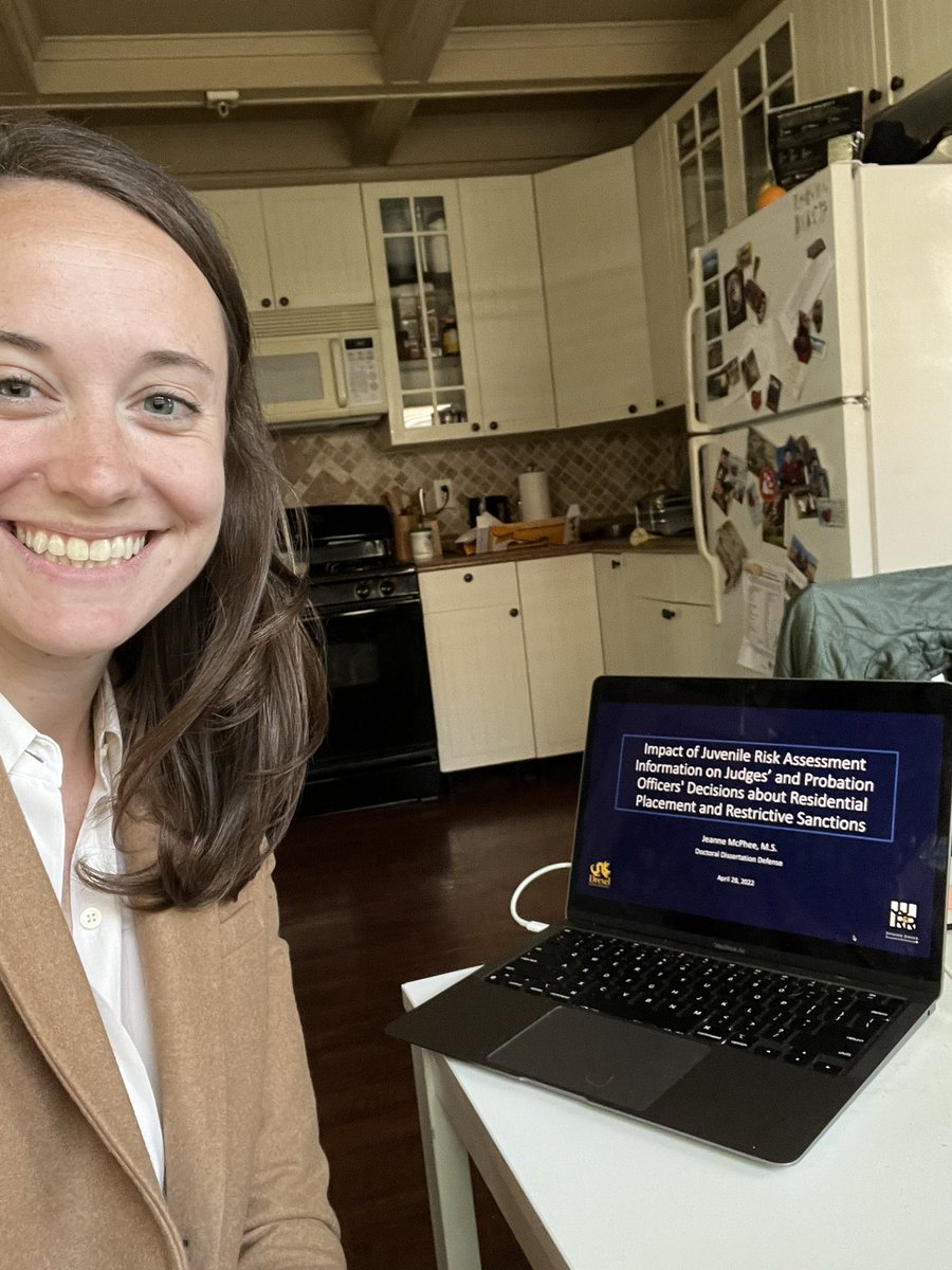 I successfully defended my dissertation this afternoon! Thanks to @NaomiGoldstein9 for being the best grad school and personal mentor to me for the last 5 years, my Twitter-less committee, & @AmandaNeMoyer who came to support. Next up: graduation 🎓🥳