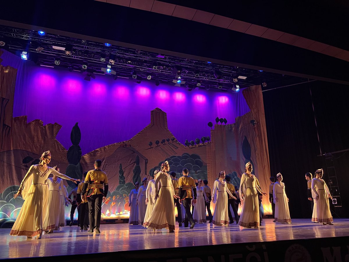 lakivingas's tweet photo. Dünya Dans Günü arifesinde Maral Müzik ve Dans Topluluğu’nun muhteşem gösterisini izledik. 42 yıl boyunca bir fedakarlık örneği göstererek bu olağanüstü başarıya imza atan herkese ve Sanat Yönetmeni Garbis Çapkan’a tebrikler.#Esayan #dans #ermenikültürü https://t.co/6AEkMWvYqA
