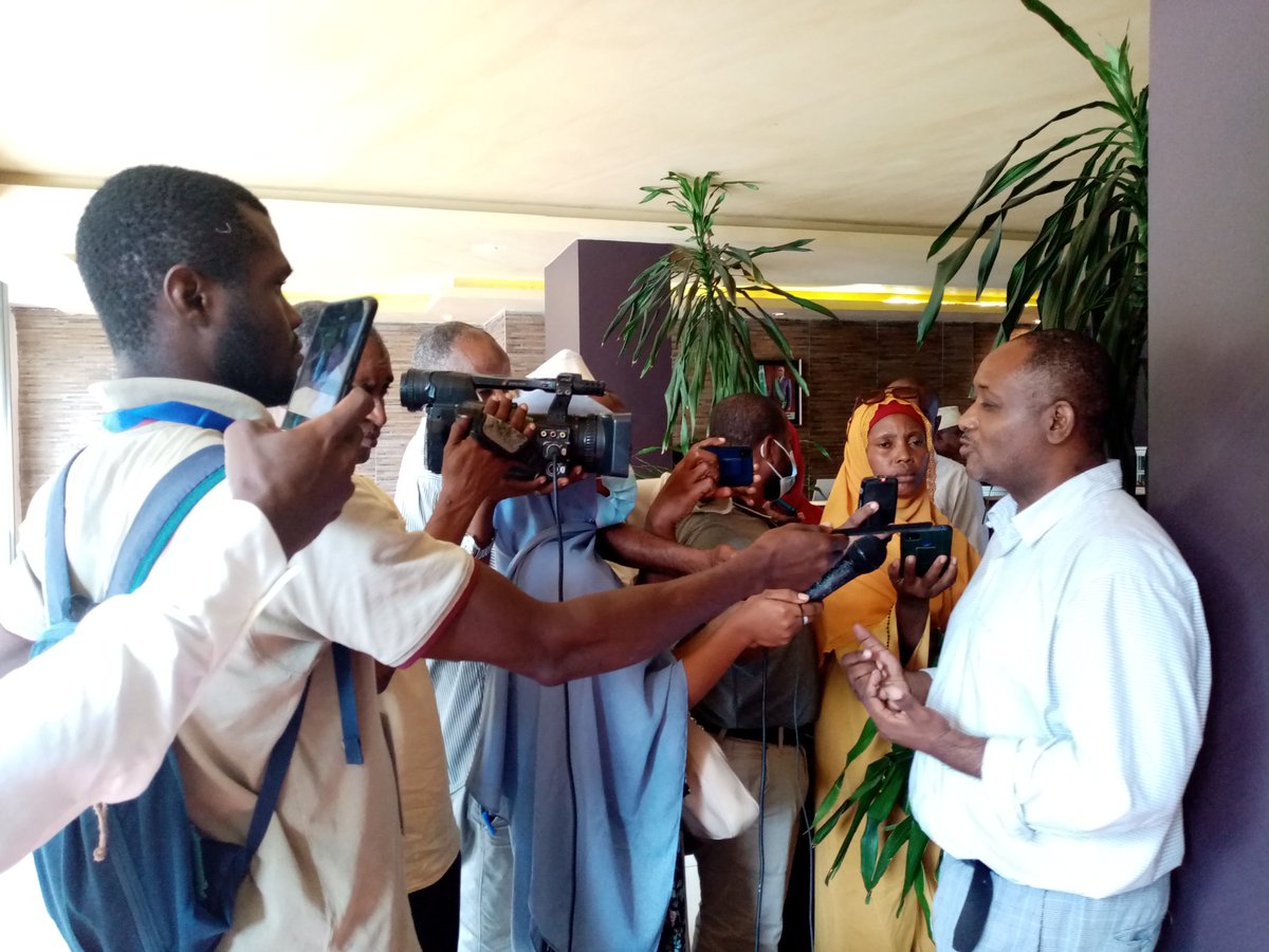 ChadyaHamadi's tweet photo. Briefing ce jeudi à Moroni des journalistes sur la campagne nationale de vaccination des jeunes de 12-17 ans contre la covid 19 qui va être lancée très prochainement. https://t.co/v2zzpa9fto