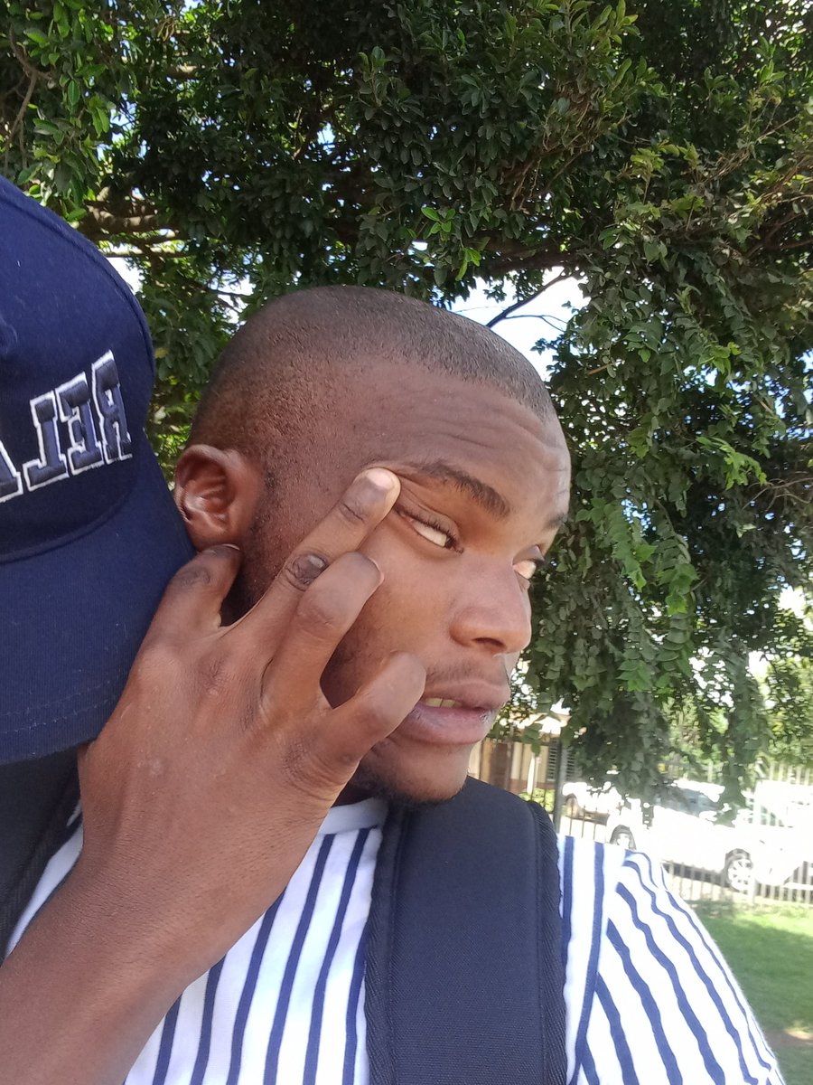UnathiRadebe15's tweet photo. @BonkoKhoza Angiboni kahle  kwenzakalani la https://t.co/1uKkr7XZxm