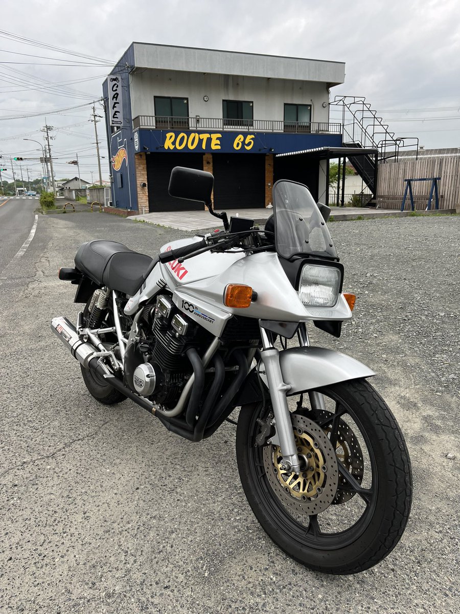 Zero_CEO's tweet image. ライダーズカフェ発見。
オープン前なので、改めて来店してみたい。
少し雨が溢れてきました。うぬぬ。
#ROUTE65
#GSX1100S
#カタナ
#SUZUKI