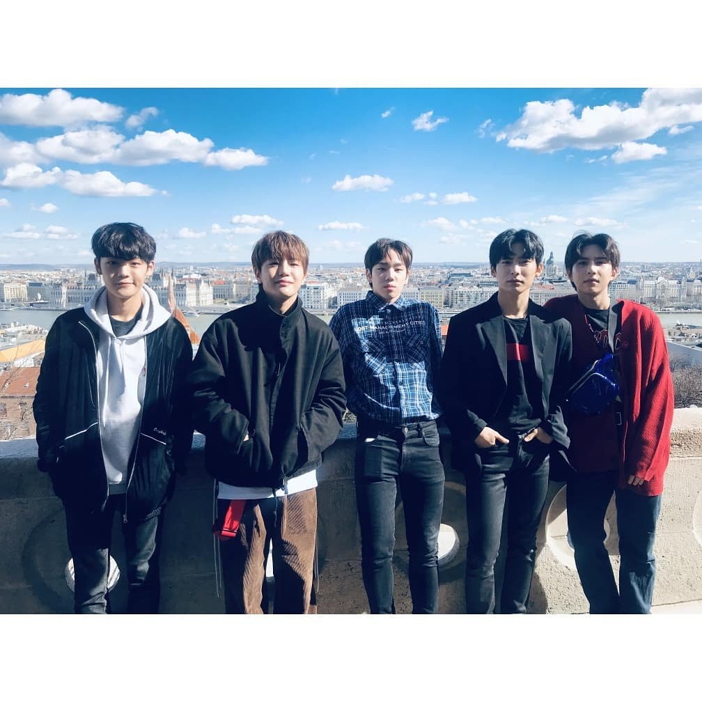 ACEtagram_7's tweet photo. 190306

[#ACE_PHOTO]
A.C.E WORLD TOUR IN EUROPE - TO BE AN ACE
✔Special Project is Coming soon !

#ACE #에이스
#ACE_WORLD_TOUR
#TO_BE_AN_ACE
#SPECIAL_PROJECT
#COMING_SOON

🖇️ https://t.co/di8VXIaQyh

#ACE #에이스 @official_ACE7 https://t.co/zveEzJhDjL