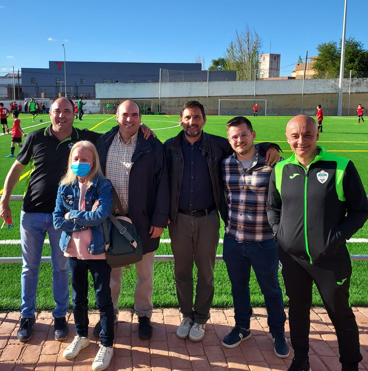 PodemosBadajoz's tweet photo. Enhorabuena al "Santa" , del barrio de San Fernando, que tras años de lucha ha conseguido su campo de fútbol. Les hemos acompañado hoy y seguiremos
#ConLosBarrios
#ConElDeporteBase
para que consigan los detalles que faltan : vestuarios, techado para el público 🌞 ☔️ , etc. https://t.co/wonWkT6nfU