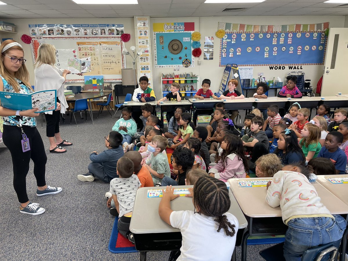 I’m not in a dual language program, but yesterday I had the great chance to share my Spanish language reading a nice story in my mother tongue to KG kids🤓📖. <a href="/ParticipateLrng/">Participate Learning</a> #UnitingOurWorld
