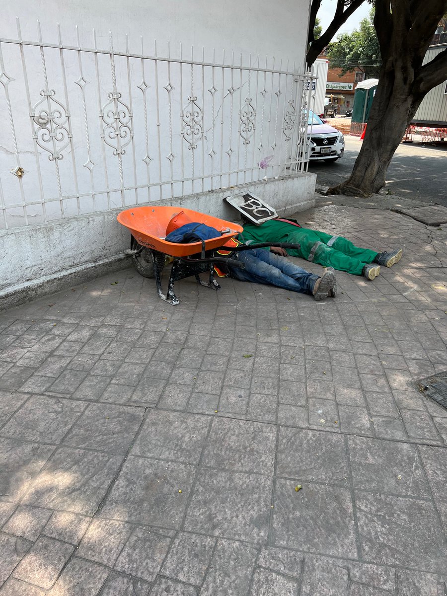 gabblah's tweet photo. @desarrollodelMH que pena como tiran los presupuestos en obras que no tienen pie ni cabeza. Construyen mal y deshacen semanas después para volver a construir mal. Tienen la colonia hecha un caos. @GobCDMX @mauriciotabe https://t.co/lT4Pt7rkQP