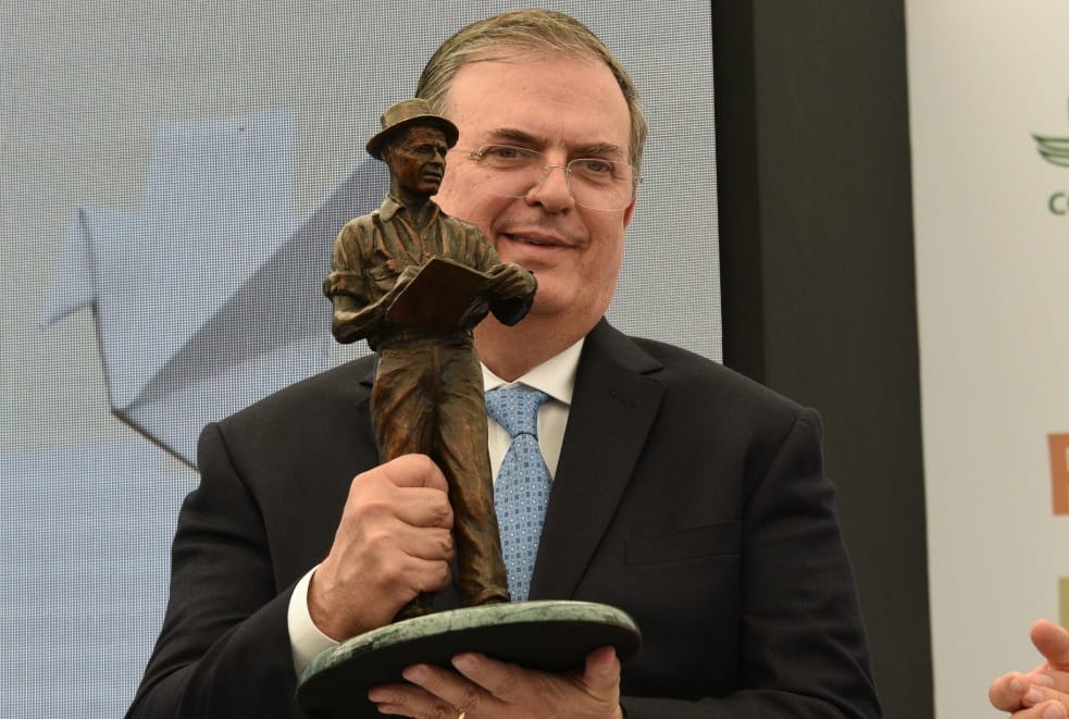 m_ebrard's tweet photo. Recibo el reconocimiento internacional Norman E. Borloug   por la contribución de México a una Agricultura por la Paz. Gracias al CIMMYT y a su equipo directivo!!! https://t.co/jKm7FWOi9j