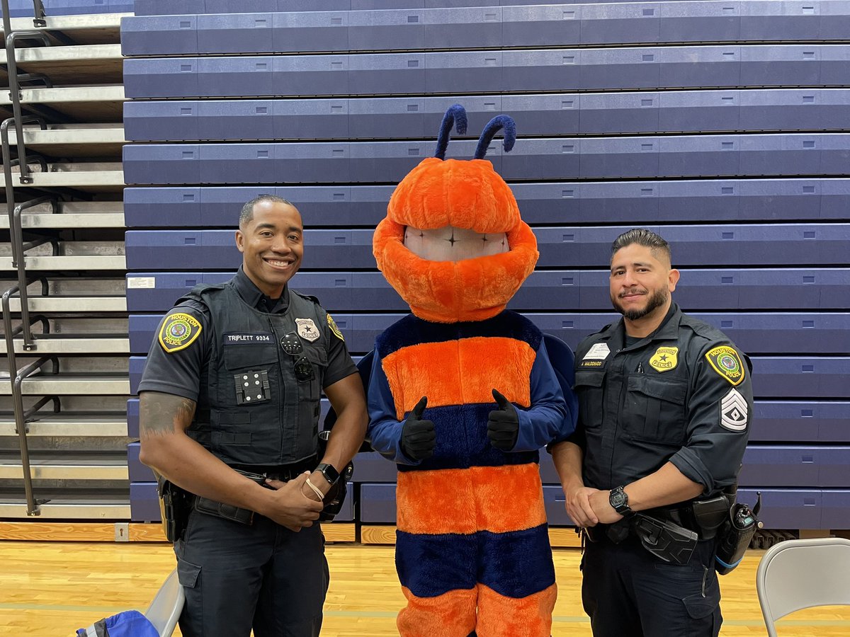 GHPals_Ofc_trip's tweet photo. Career Day at #QueensIntermediate @PasadenaISD_TX W/ Sgt Maldonado. Sgt Maldonado is originally from Pasadena and is also a graduate from Queens. Go Hornets! https://t.co/yV1qVoZ7S9