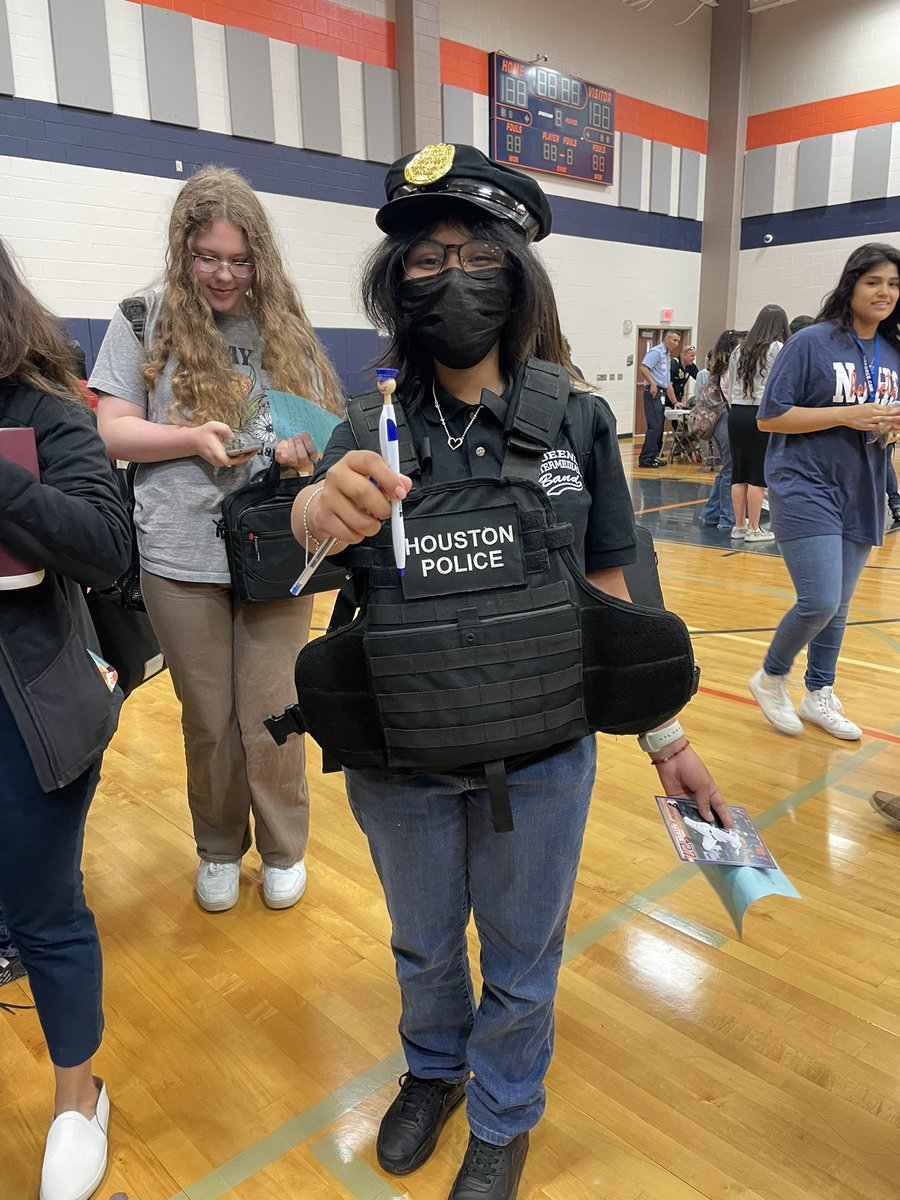 GHPals_Ofc_trip's tweet photo. Career Day at #QueensIntermediate @PasadenaISD_TX W/ Sgt Maldonado. Sgt Maldonado is originally from Pasadena and is also a graduate from Queens. Go Hornets! https://t.co/yV1qVoZ7S9
