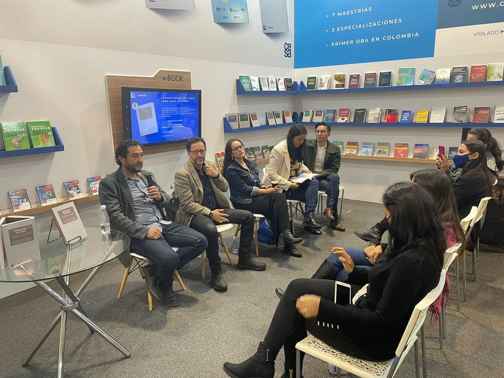 CESA_edu's tweet photo. En la @FILBogota se realizó el lanzamiento del libro de #EditorialCESA 'Leer para escribir'; este se ocupa de tres principales objetivos comunicativos de los primeros semestres de educación profesional:
“Leer para informar”, “Leer para argumentar” y “Leer para resolver”. https://t.co/0DarHZMFbT