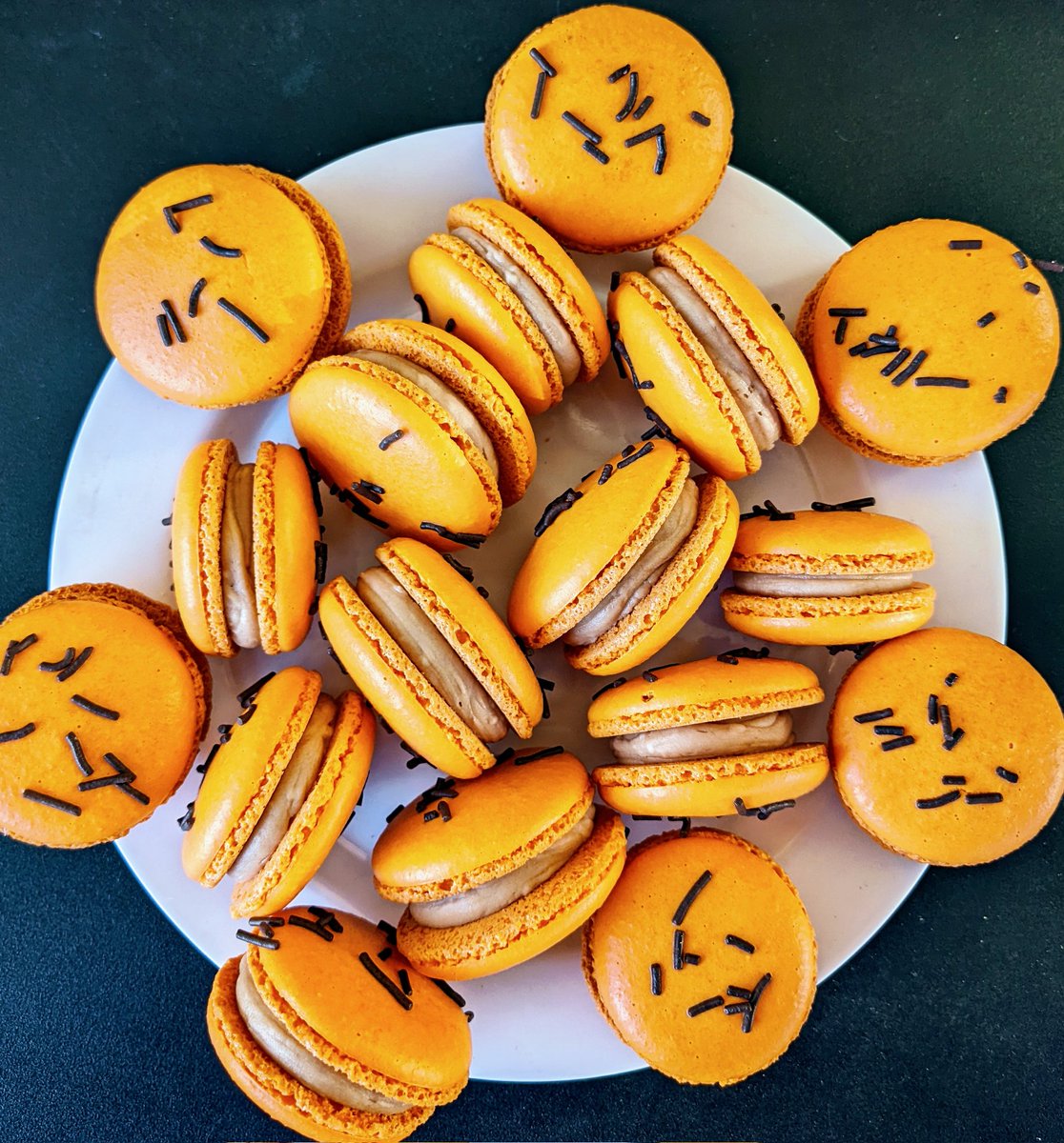CherylCorrin's tweet photo. Milk Chocolate Orange π Macs!
.
.
.
#tyedye #tyedyebakery #macarons #glutenfree #chocolate #milkchocolate #orange π #sprinkles #baking #bakery #Winnipeg https://t.co/F8GrKXQmGO