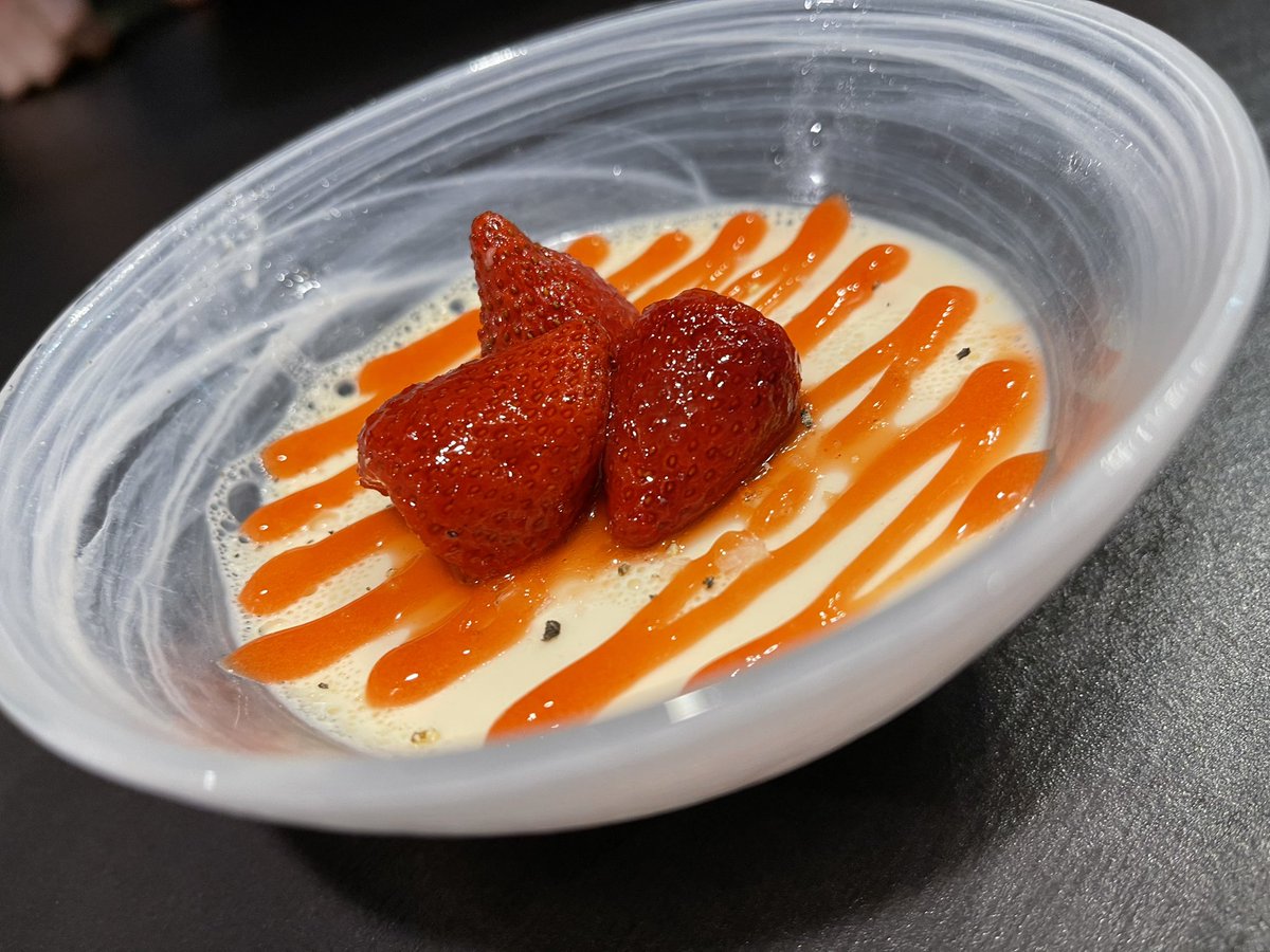 Almuerzo improvisado en <a href="/CUERNOCABRA_GC/">CUERNOCABRA</a> donde pude probar algunos platos “en construcción”. 
La ensalada de “guachinche” fresca y sabrosa, el pollo de “asadero” es puro sabor por todos lados y la pannacota con fresas de Valsequillo, TOP.