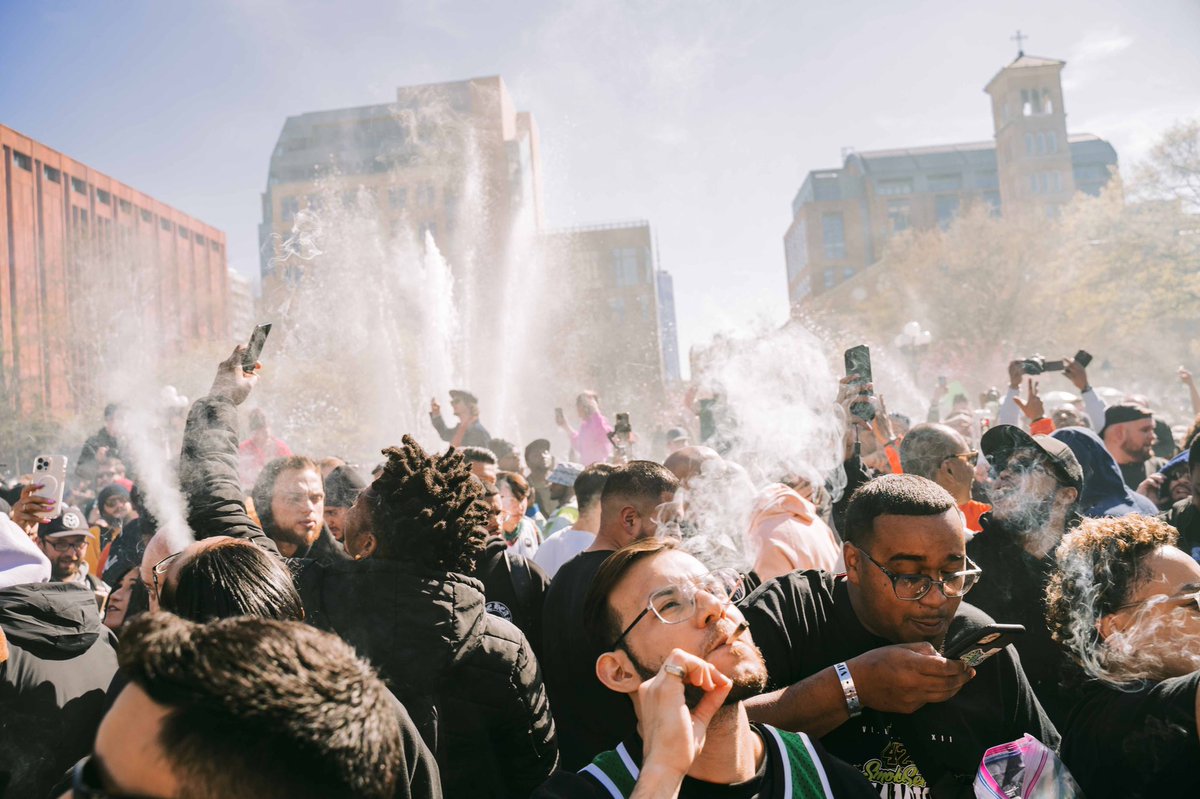 mariks418's tweet photo. 4/20 in Washington Sq Park https://t.co/GySUc1njmu