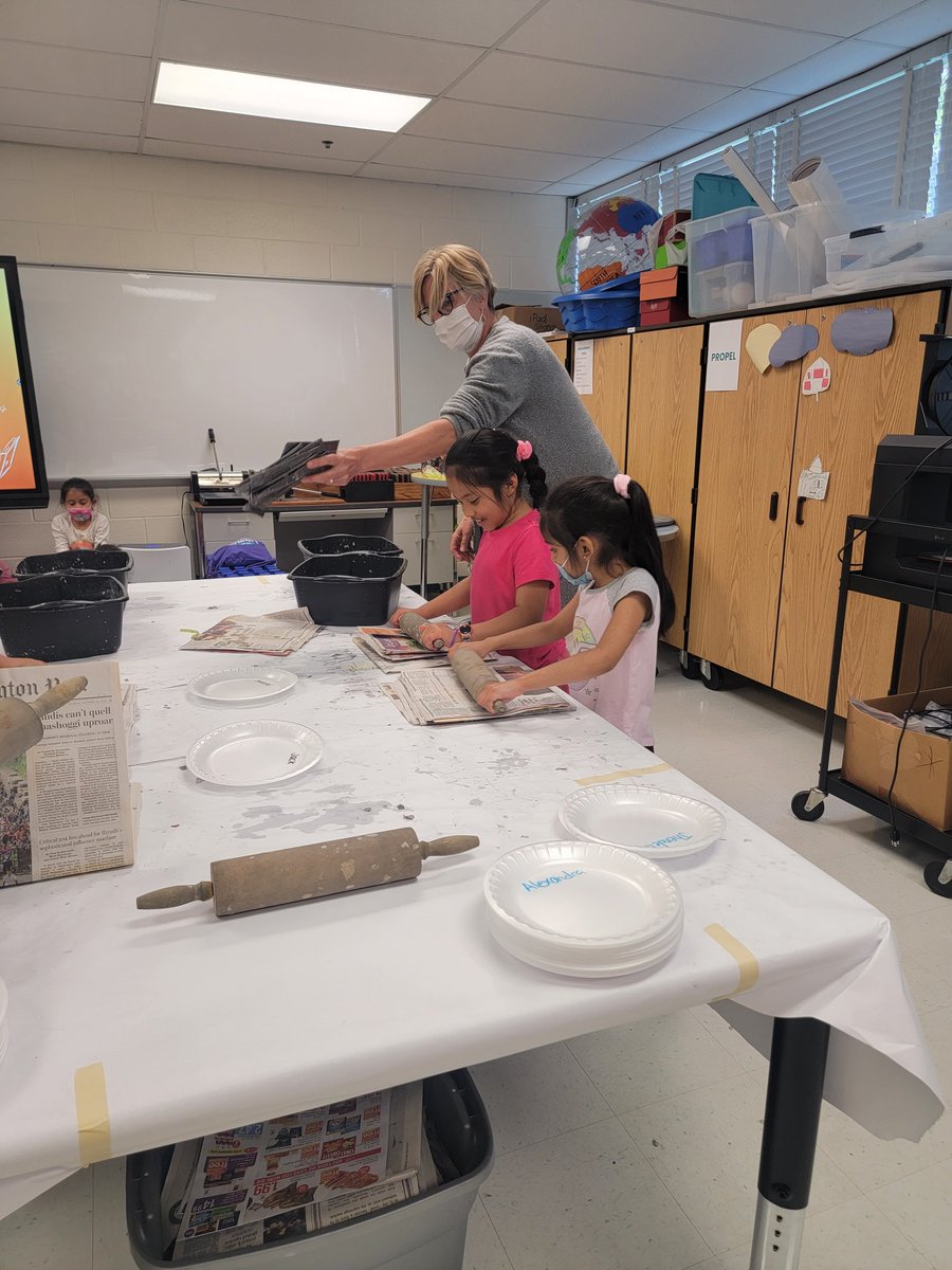 JuliaReichel3's tweet photo. We had so much fun at our Green Kids lesson making recycled paper! Students learned all about where paper comes from and how it is made! Thanks @ANStweets! https://t.co/tNiWUGxVHD