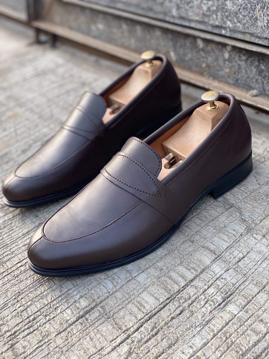 temiakanmode's tweet photo. Paraga sent me out and he refused to reply my appeal. Hi, I’m Temidayo, I make shoes please retweet so my clients and mutuals can find my big head.

Thank you🥺🥺🥺 https://t.co/o1jXdjV5Bh