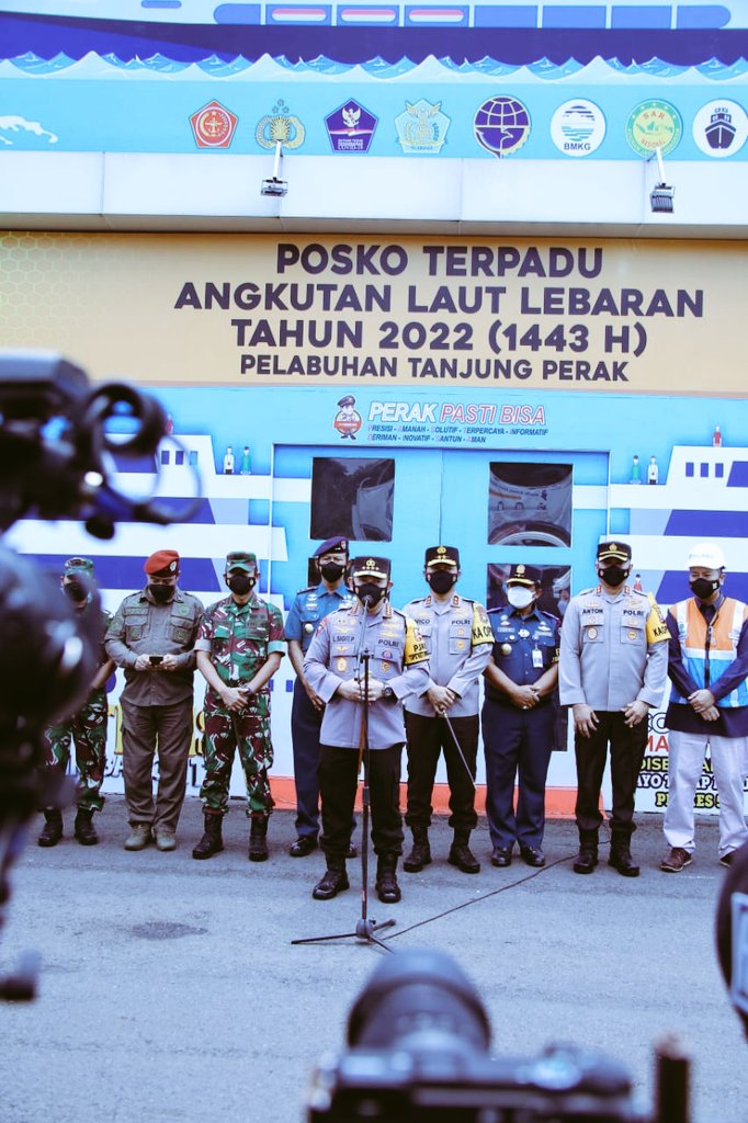 DewaThor17's tweet photo. Kapolri Jenderal Listyo Sigit Prabowo bersama dengan Forkopimda Jawa Timur meninjau Pelabuhan Tanjung Perak untuk memastikan kesiapan pengamanan dan pelayanan arus mudik Hari Raya Idul Fitri tahun 2022.
@DivHumas_Polri @linipolisi @JatimPemprov https://t.co/t19PRw2VUE