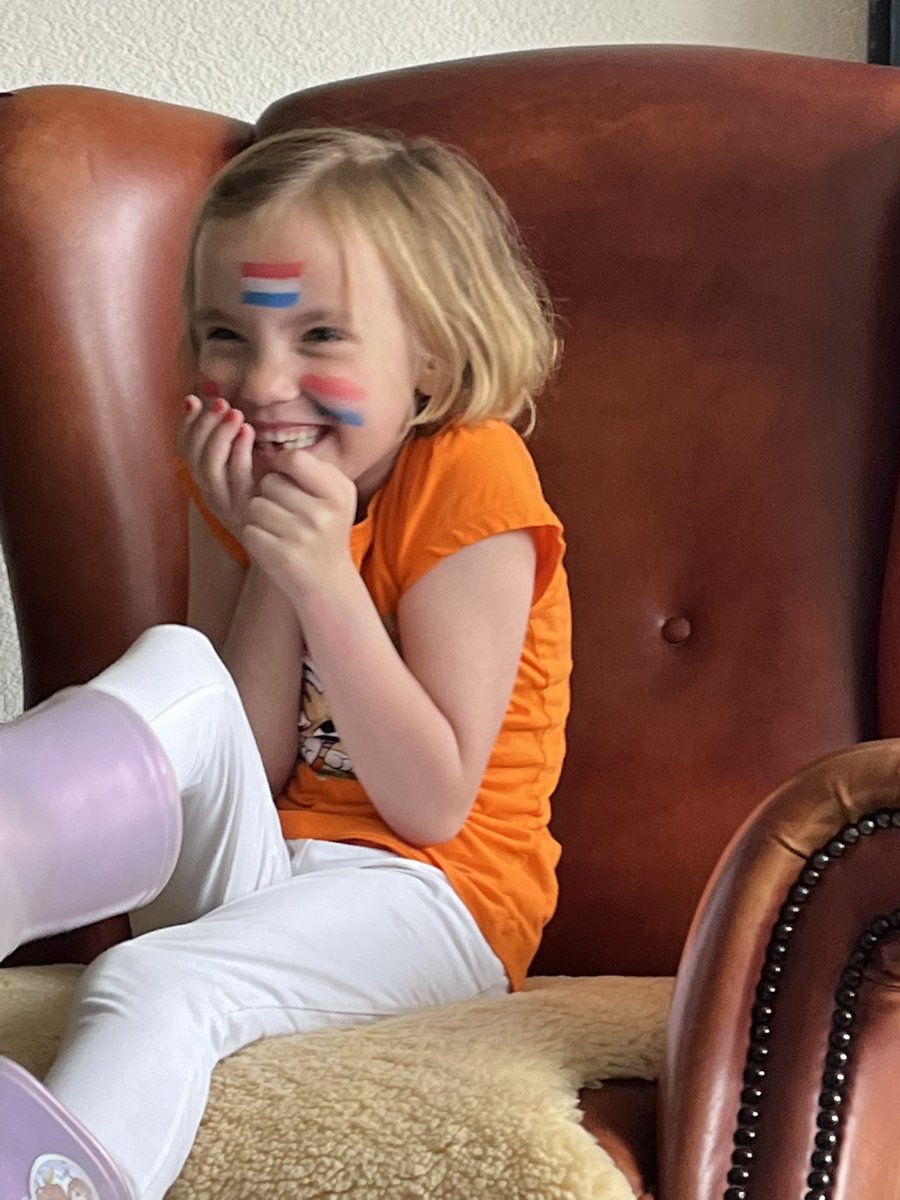 sprangparrots1's tweet photo. My favourite ever picture of my little girl who is sitting in GRANDAD’S chair and she knows she shouldn’t be… and knows Grandad is going to catch her there any second!!

#koningsdag #opa #stoute #kind https://t.co/sY1kxdpMyN