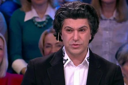 Olga_Zah's tweet photo. В Москве отсняли новую программу «Сегодня вечером», которая выйдет в эфир в майские праздники. 

Мы не долго гадали, кто заменит выпнутого с Первого канала Галкина. Итак, одним из главных ведущих  стал народный артист России Николай Цискаридзе, пишет КП.ру https://t.co/rYvBvb3zng
