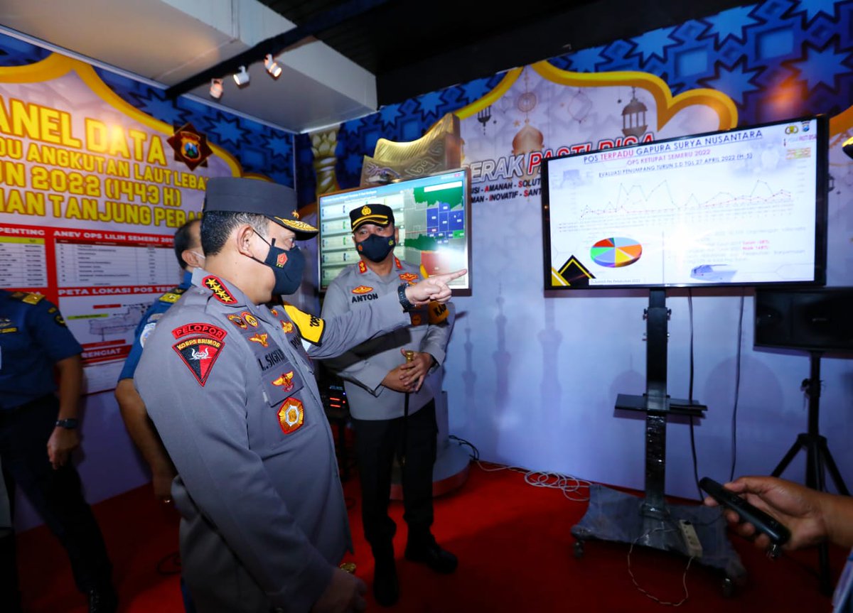 DewaThor17's tweet photo. Volume lonjakan penumpang terjadi di Pelabuhan Tanjung Perak. Dari data yg disampaikan pihak terkait, puncak arus mudik di Pelabuhan Tanjung Perak sudah terjadi di H-7 Lebaran 2022, dengan angka penumpang mencapai 7.000 orang
@linipolisi 
@DivHumas_Polri https://t.co/TPBhrZqhEm
