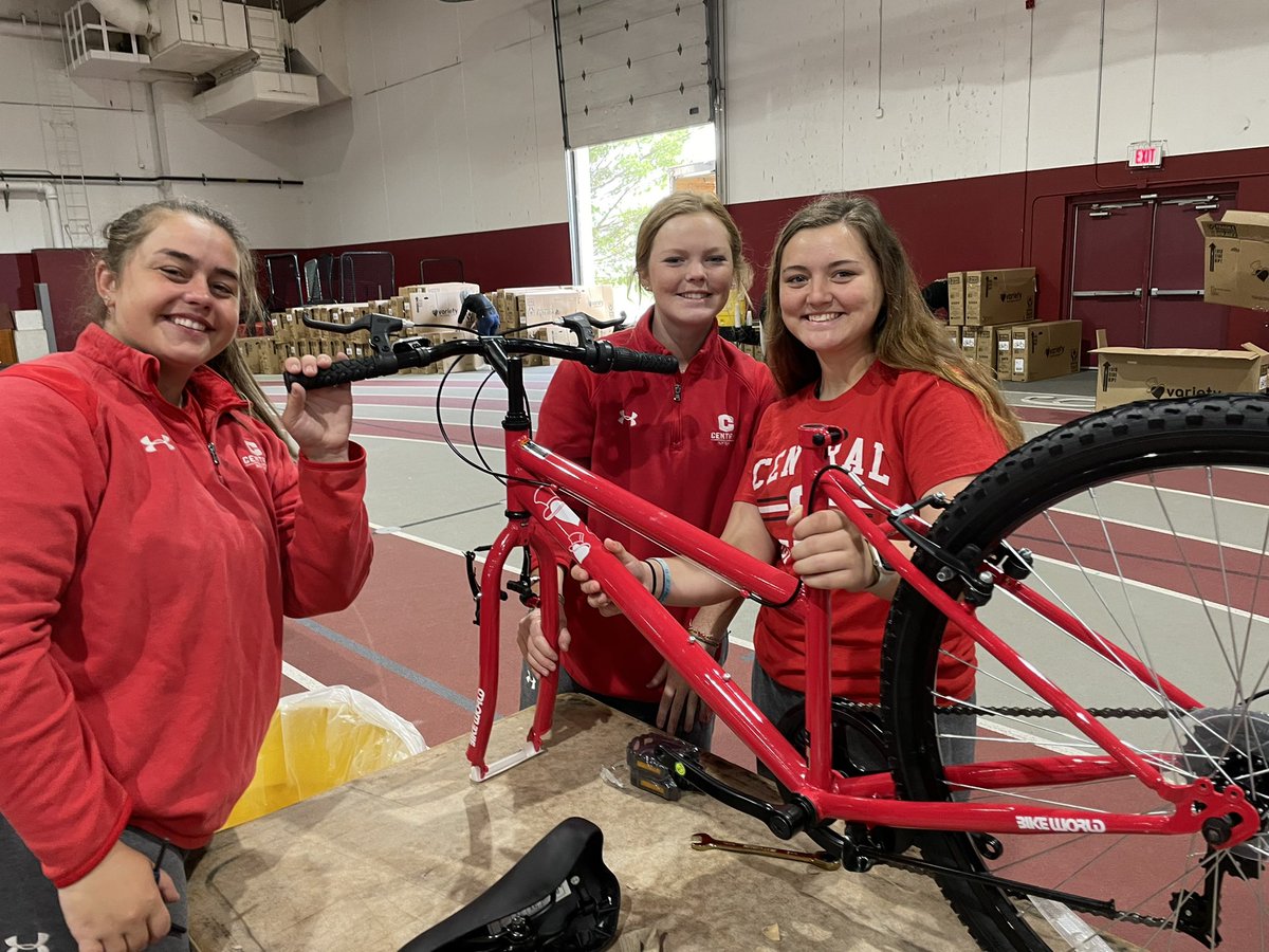 JenaeJenison's tweet photo. Such a fun day @CentralCollege! We built 150 bikes with @VarietyIowa for Findley Elementary School. Thank you @DutchSAAC, @CentralSB1 &amp; @Central_VB for your hard work! https://t.co/4dfLRUueGV