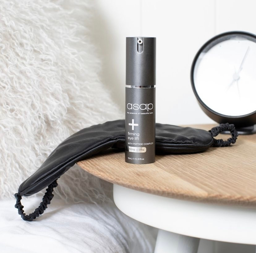 _yoraesthetics's tweet photo. firming eye lift: the eyes have it 👁⁠
⁠
🖤 asap firming eye lift contains a multi-peptide combination that visibly lifts and firms the eye area, while promoting collagen and elastin production.⁠
⁠
🙌 Directions: apply morning and night after cleansing before serums https://t.co/CAQqtAYROX