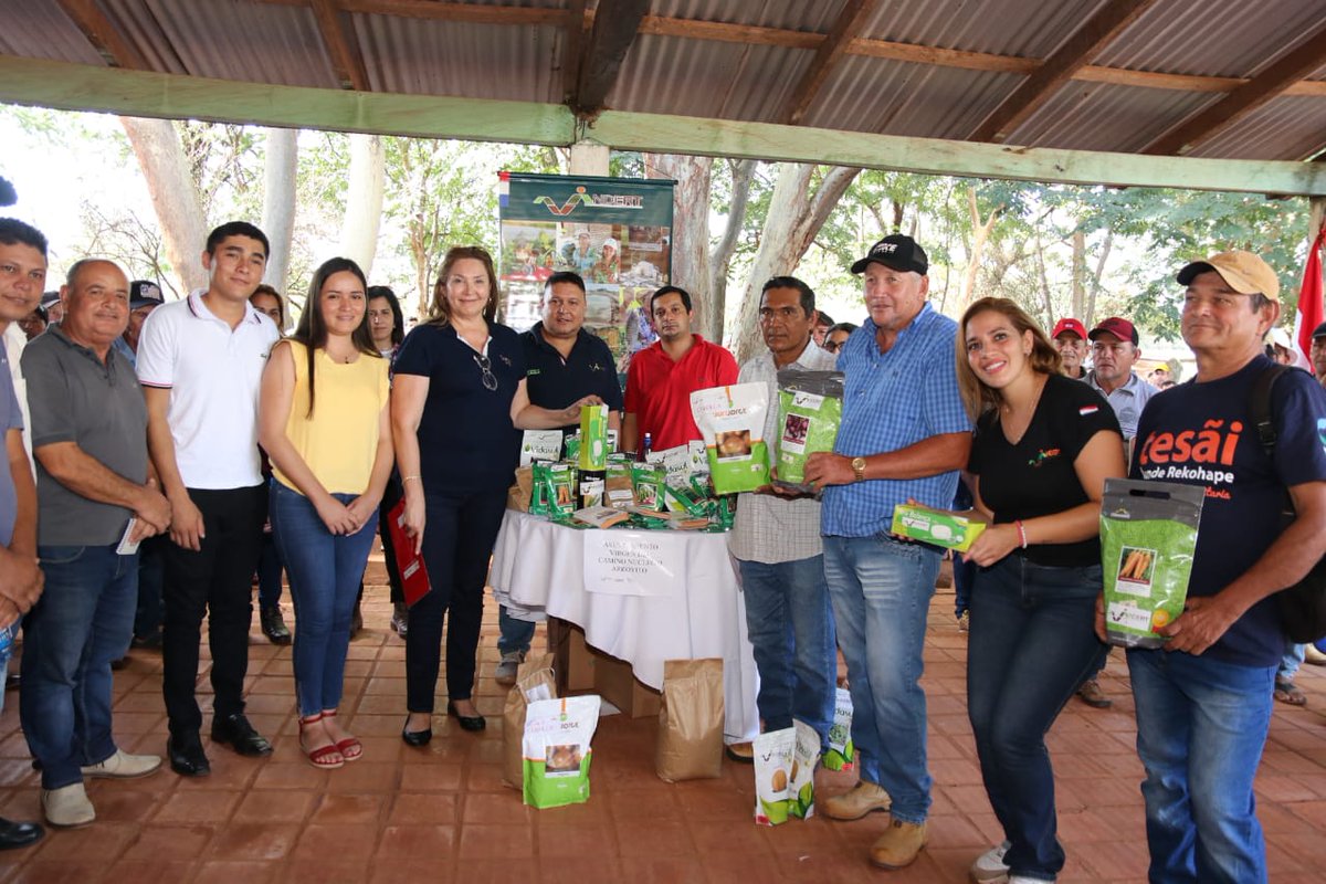 IndertPy's tweet photo. Luego de tres décadas, Presidenta del INDERT, @Garilin, concreta las firmas del primer centenar de títulos de tierras en la emblemática comunidad de Arroyito
https://t.co/JkIm3cuGqt https://t.co/cLmiRkIY1Z