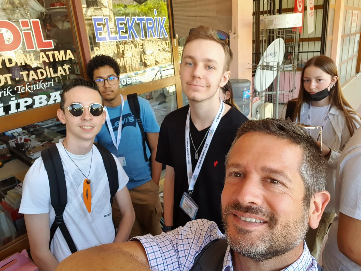 Premiers jours magiques en Turquie. Nos élèves ont présenté 2 jeux traditionnels et 2 objets fabriqués à la main aux membres du projet #erasmusplus. Merci @AnnabellZepnick 😉
Nos hôtes sont toujours aussi accueillant, les paysages à couper le souffle (Pamukkale, Aphrodisias).