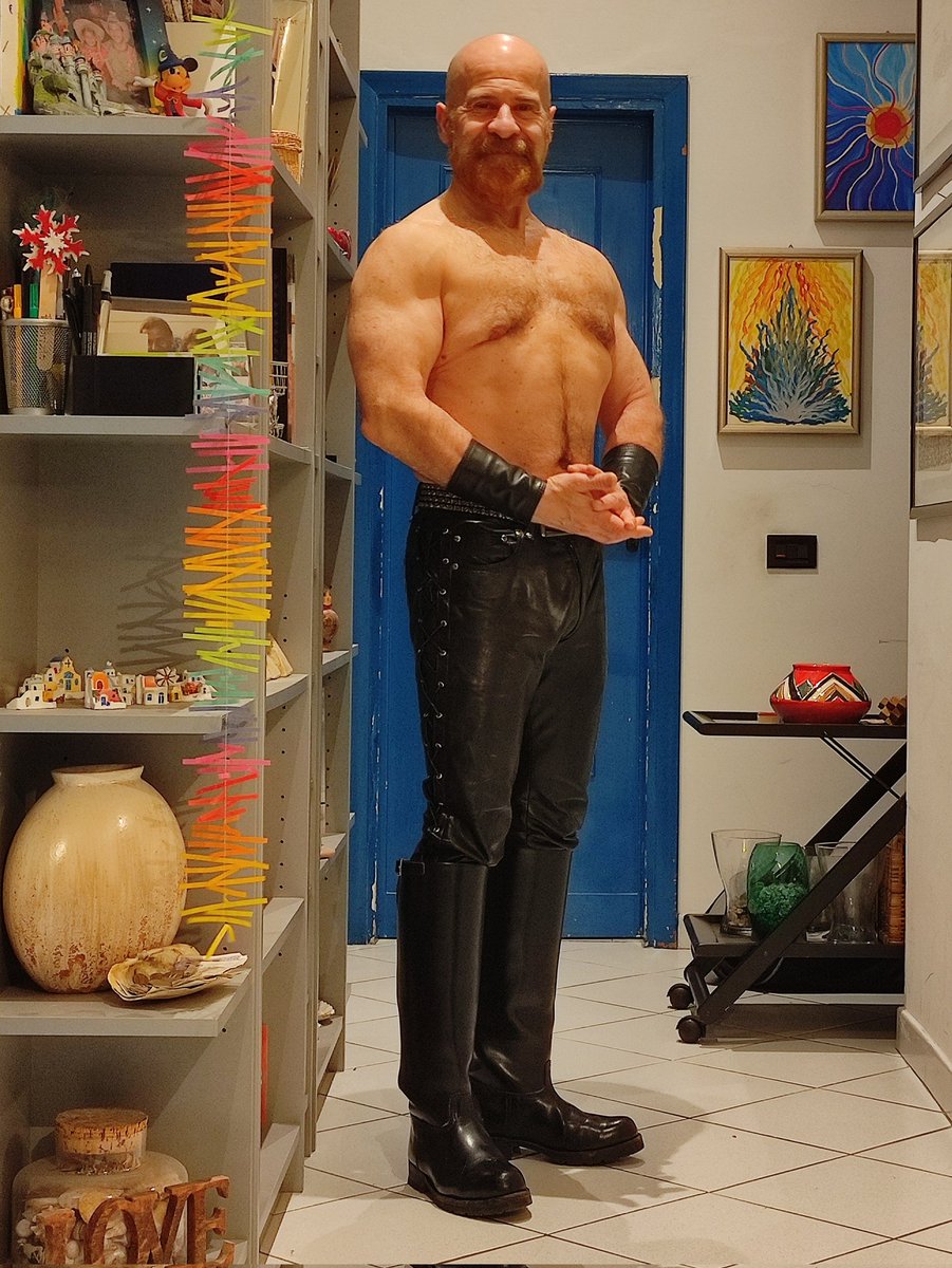 LeatherCode's tweet photo. End of the day bonus - 2
#policeboots #boots #musclefit #musclebear #copboot #hunk #mrleatheritaly #mrleatheritalia2017 https://t.co/0JcZAQVxDx
