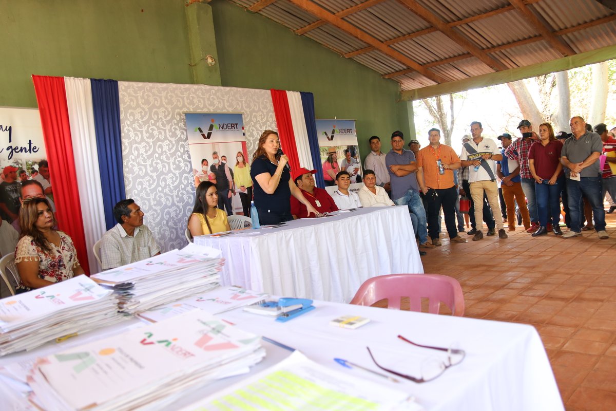 IndertPy's tweet photo. Luego de tres décadas, Presidenta del INDERT, @Garilin, concreta las firmas del primer centenar de títulos de tierras en la emblemática comunidad de Arroyito
https://t.co/JkIm3cuGqt https://t.co/cLmiRkIY1Z