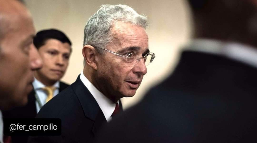 ColombiaVirall's tweet photo. ÁLVARO URIBE IRÁ A JUICIO
Tras más de 12 horas en audiencia, la jueza 28 de conocimiento de Bogotá, Carmen Helena Ortiz, determinó que el expresidente Álvaro Uribe deberá ir a juicio por sobornos a testigos y fraude procesal, 

leer mas: https://t.co/m4V0sexuGN https://t.co/MRRB1sMB4M