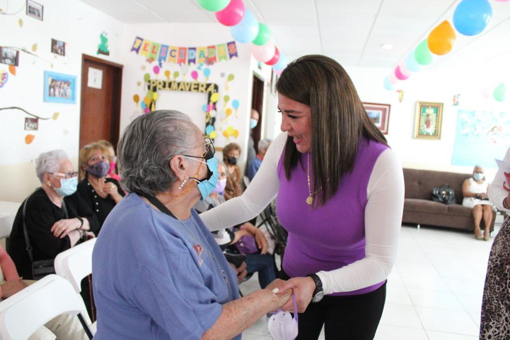 GobCoacalco2022's tweet photo. ¡Estamos listos para recibirlos nuevamente con los brazos abiertos! 🫶🏼Un momento especial vivieron nuestros adultos mayores en la reapertura de las Casitas de la Tercera Edad. 
#ExperienciaYResultadosQueSeNotan https://t.co/lVP907SGk8