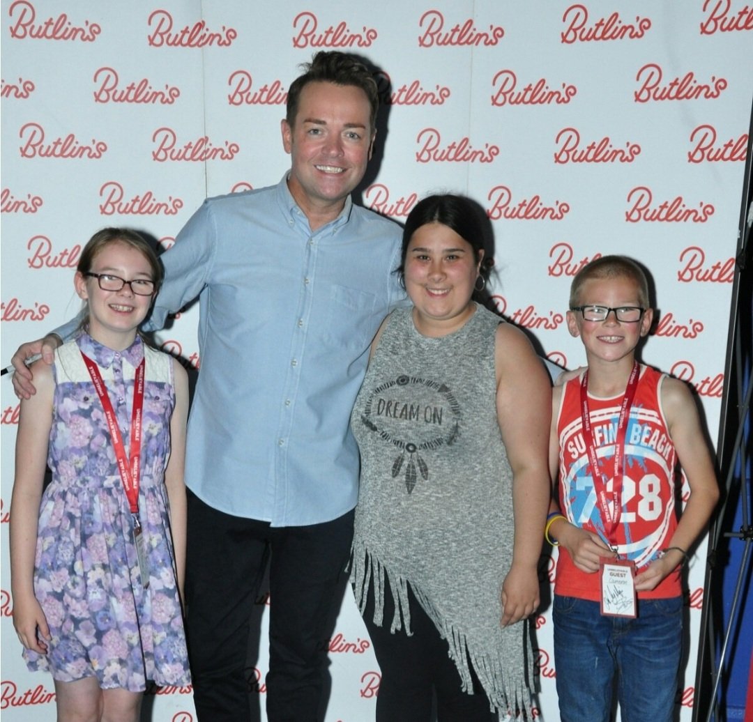 A blast from the past! <a href="/StephenMulhern/">Stephen Mulhern</a> 2017! It was lovely to meet you again today and thank you for the video messages that you done for my friend 😊