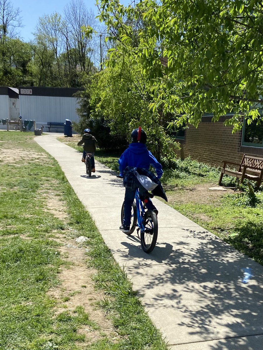 CampbellAPS's tweet photo. Learning how to ride a bike in PE- 2nd grade 🚲 @CamFitTurtles https://t.co/N1ZUWqnlkL